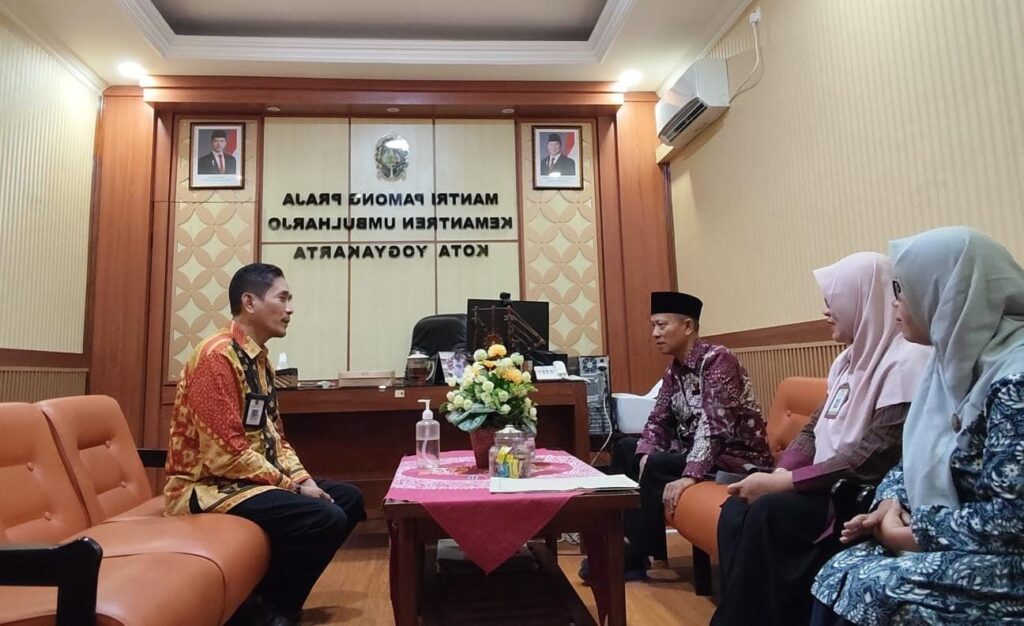 Audiensi Ke mantri pamong Praja Kemantren Umbulharjo